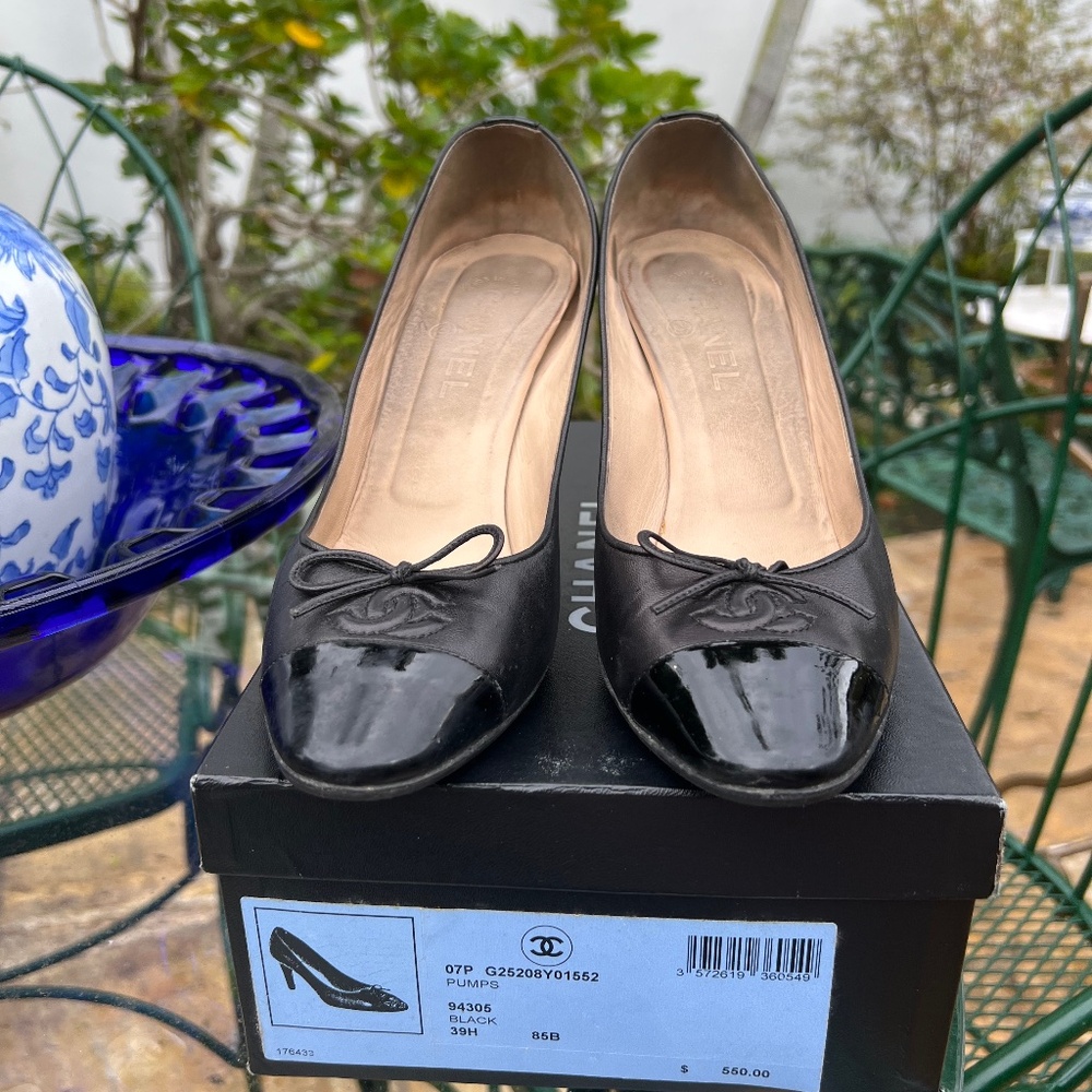 Chanel black leather and black pattern pumps
